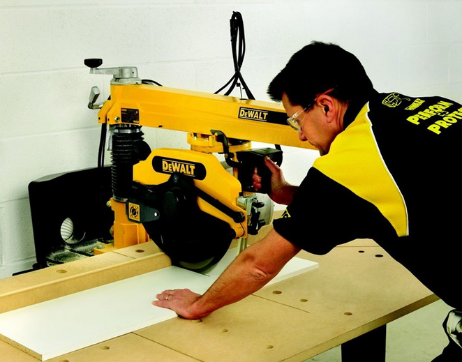 Pila s radiálním ramenem DeWalt DW721 KN