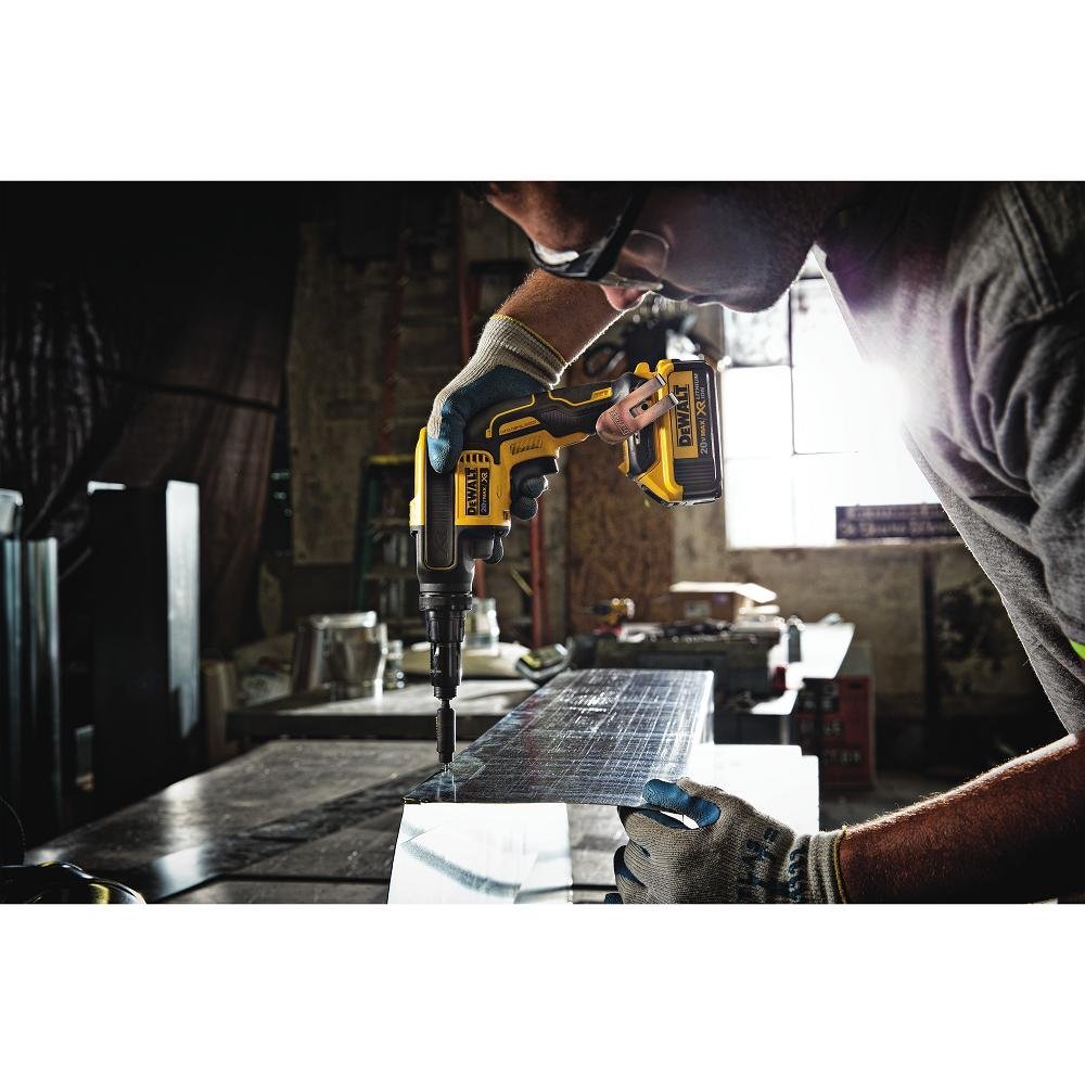 Dewalt bezuhlíkový šroubovák DCF622 NT