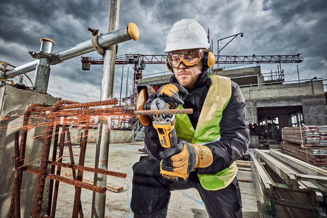 Bezuhlíková úhlová bruska DCG405 NT