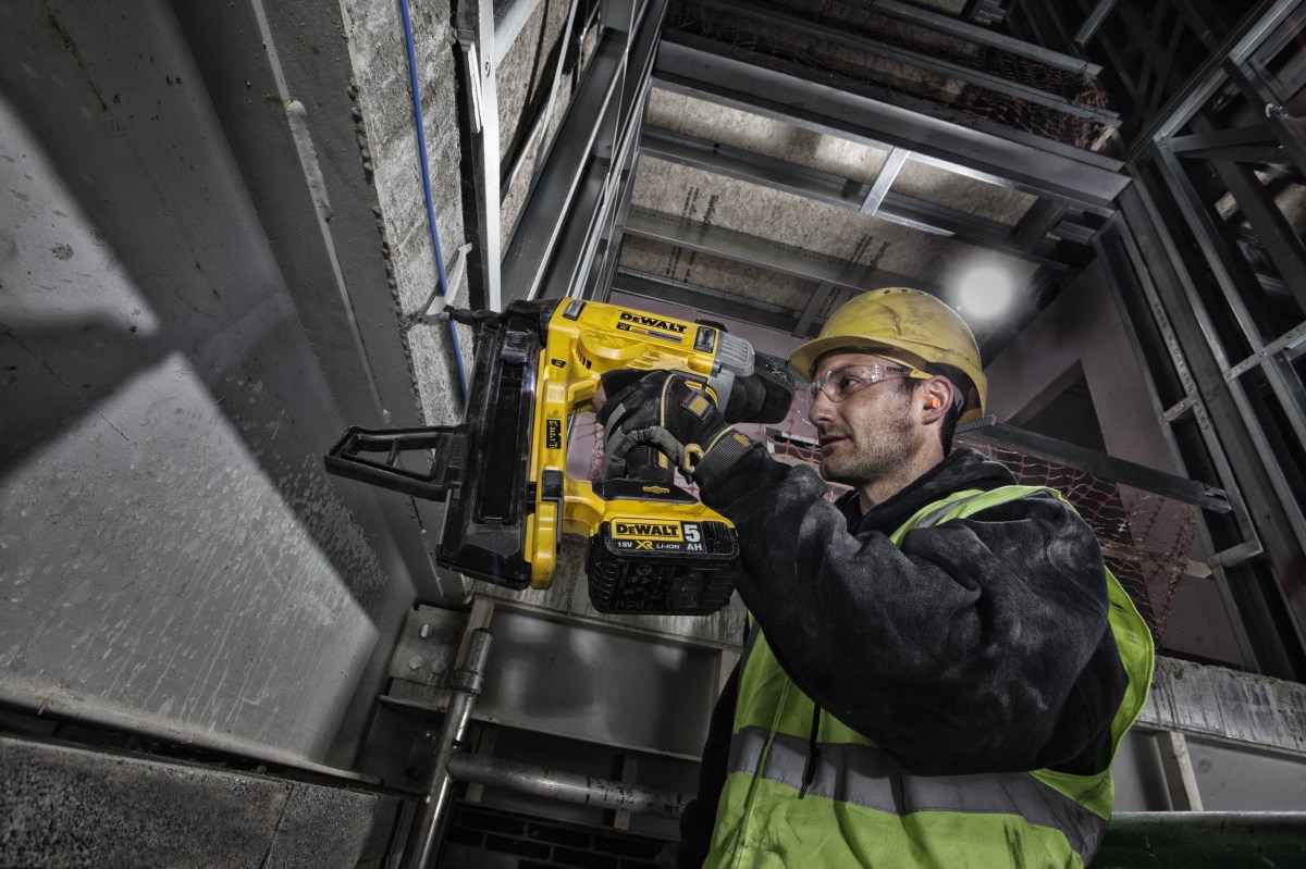 Bezuhlíková nastřelovací pistole do betonu DeWalt  DCN890 N