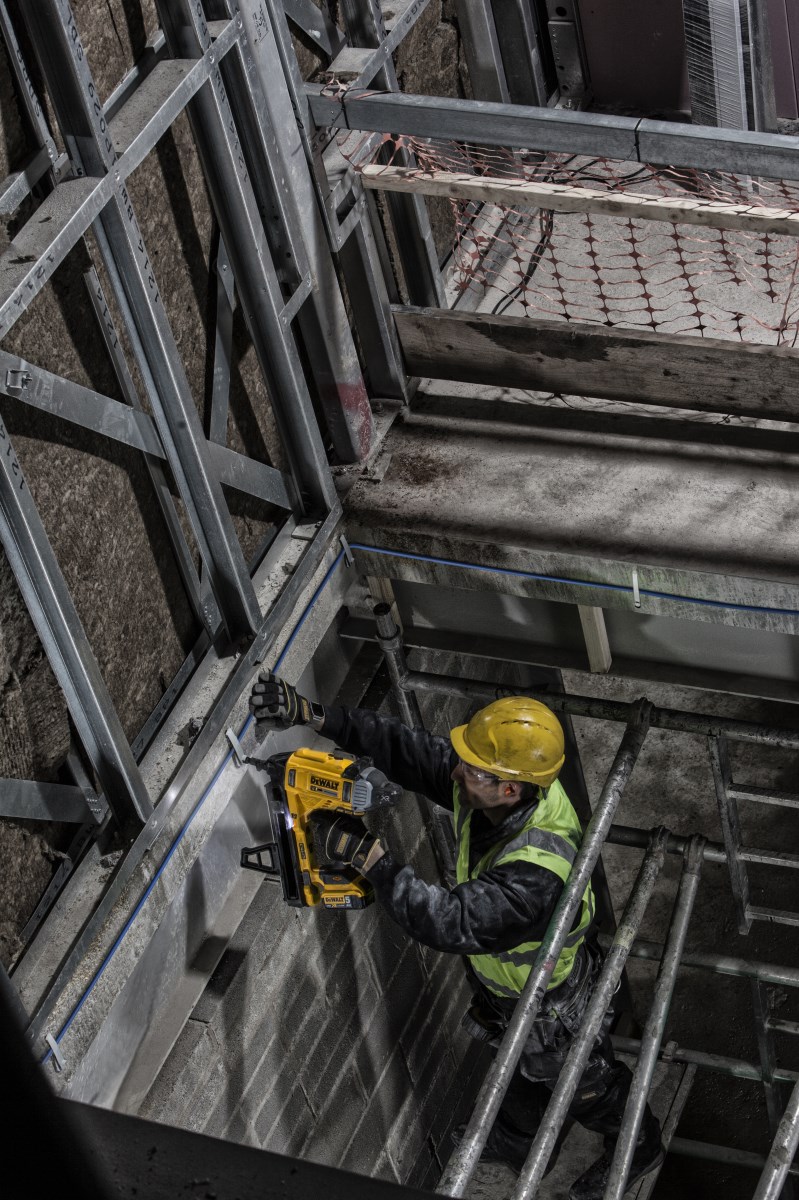 Bezuhlíková nastřelovací pistole do betonu DeWalt  DCN890 N