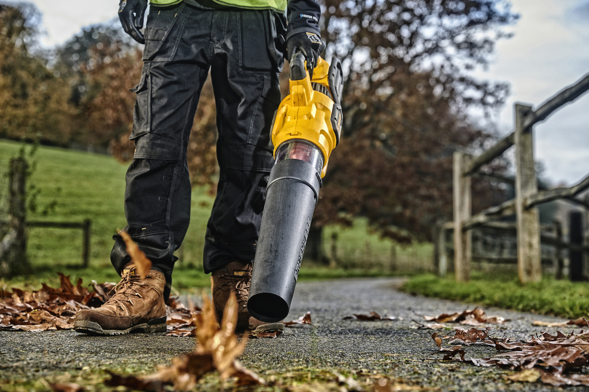 Aku zahradní fukar Dewalt DCMBA572 N