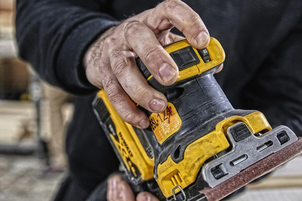 Vibrační aku bruska Dewalt DCW200 P2