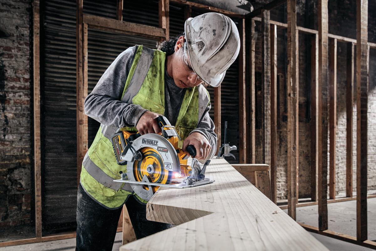 Dewalt bezuhlíková pila DCS573 NT