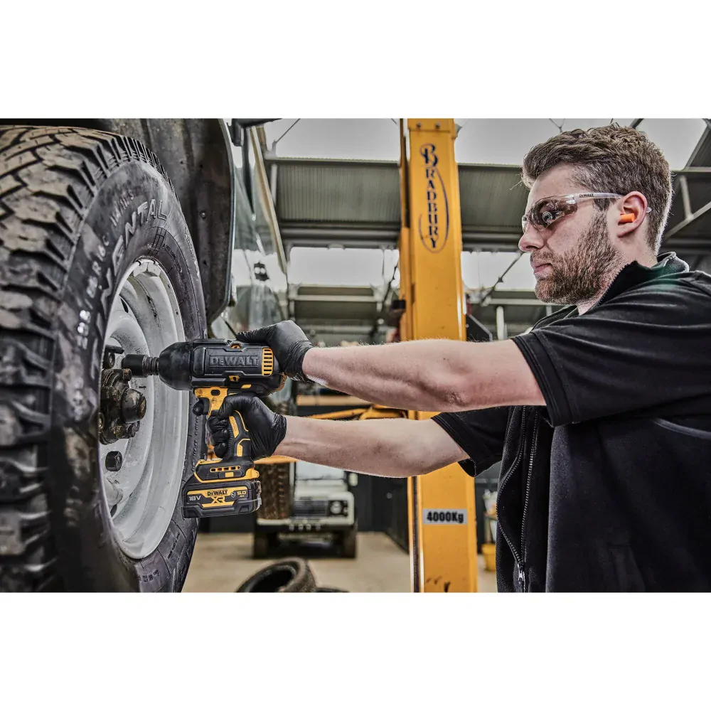 Bezuhlíkový rázový utahovák DCF900 N