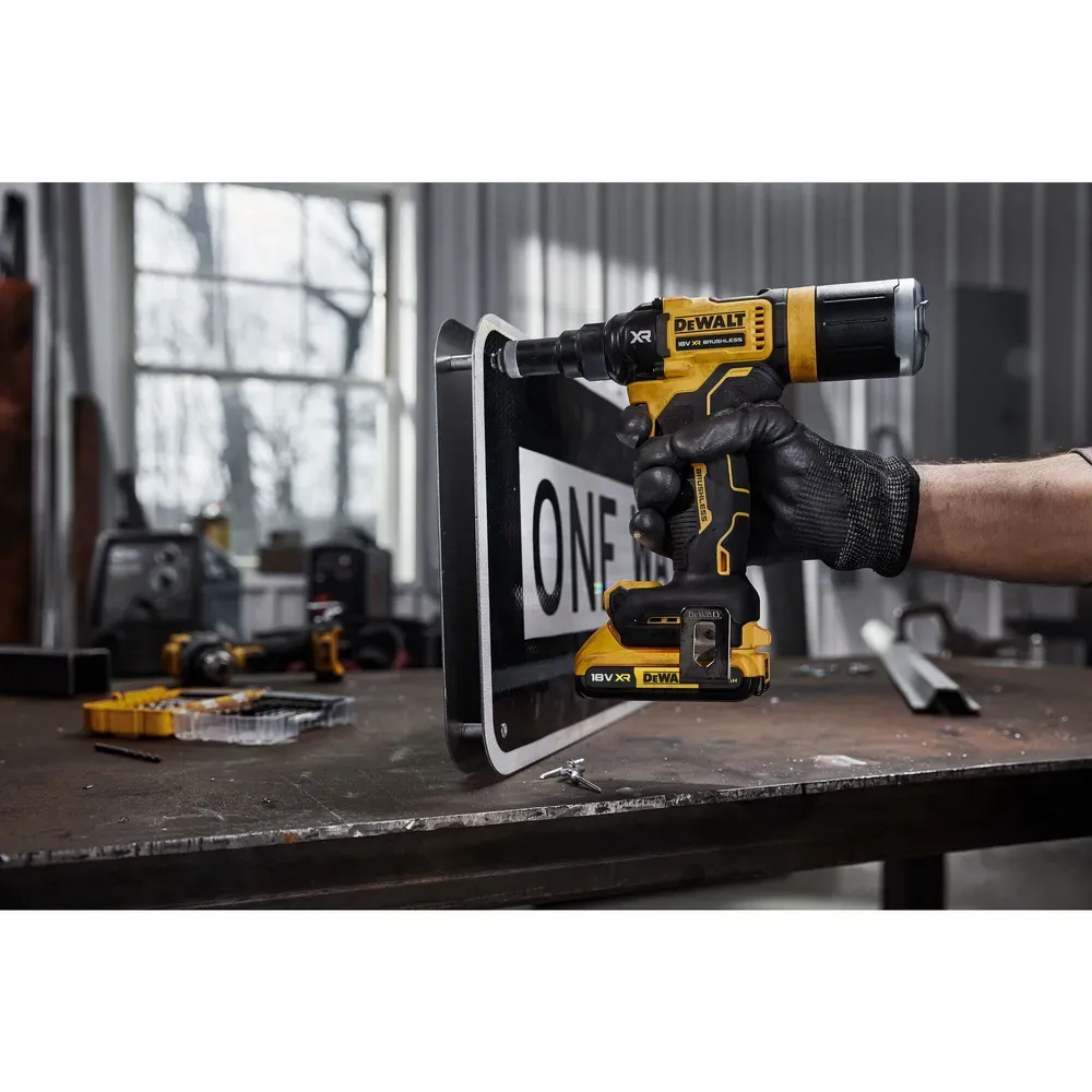 Aku nýtovací kleště Dewalt DCF403 NT