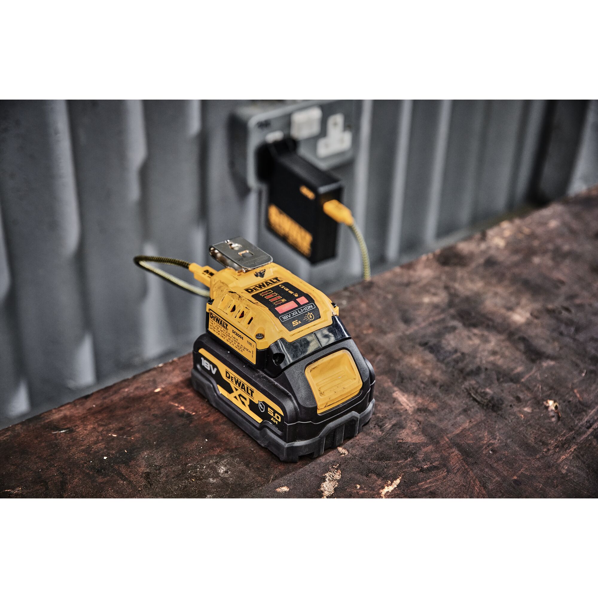 Nabíjecí USB adaptér Dewalt DCB094 H2
