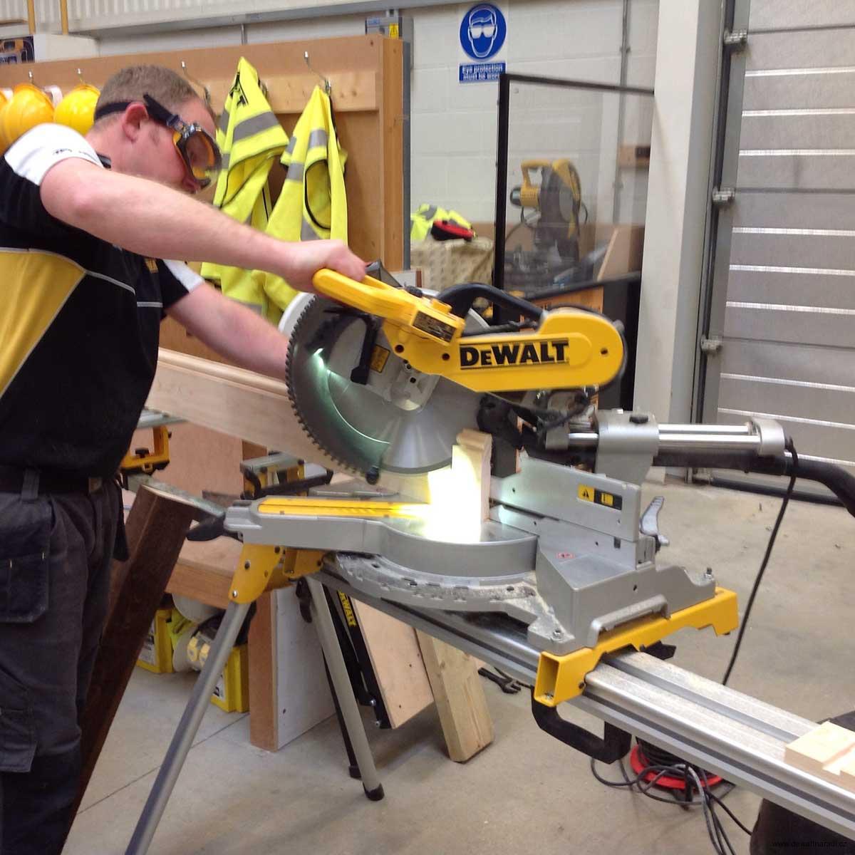 Pokosová pila Dewalt DWS780