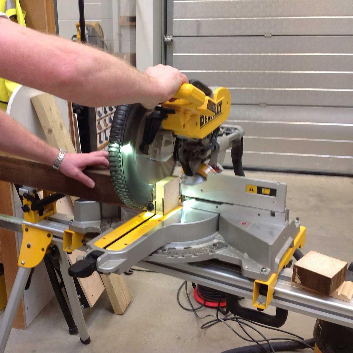 Pokosová pila Dewalt DWS780