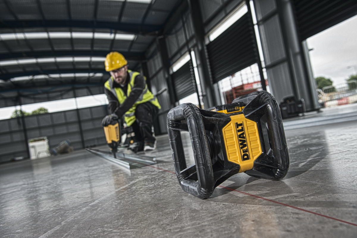Rotační laser s automatickým srovnáním a olovnicí DCE079 D1R