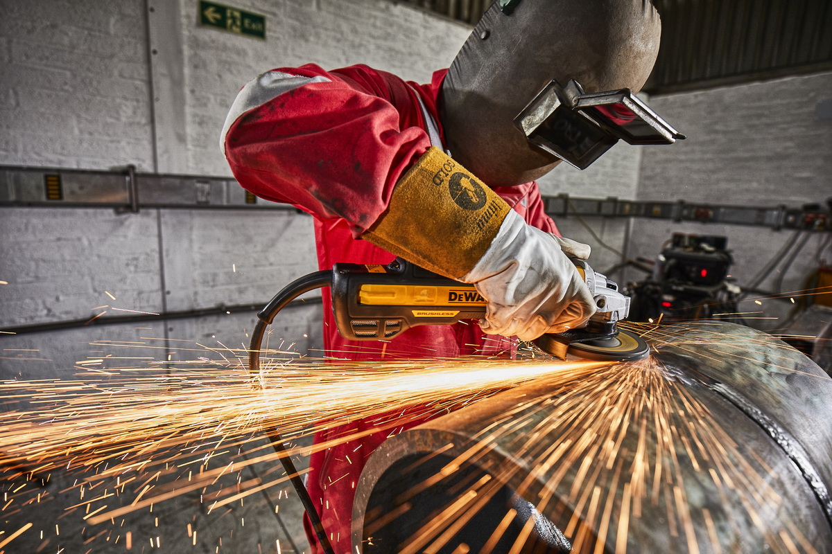 125 mm bezuhlíková úhlová bruska Dewalt DWE4357 