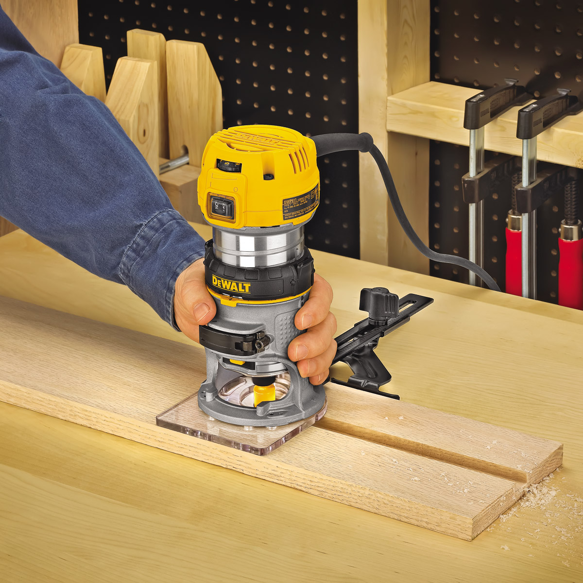 Základní pěstní frézka Dewalt D26200