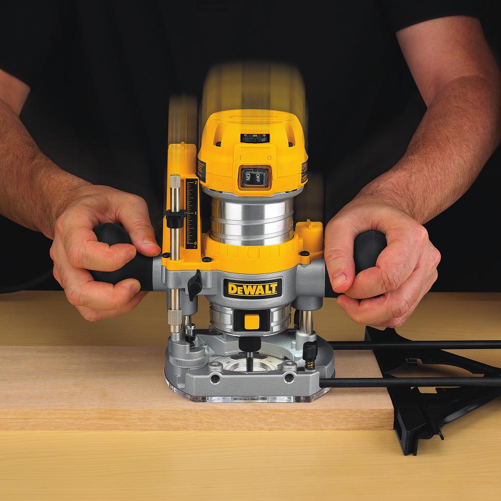 Vrchní frézka s plynulou regulací otáček Dewalt D26203