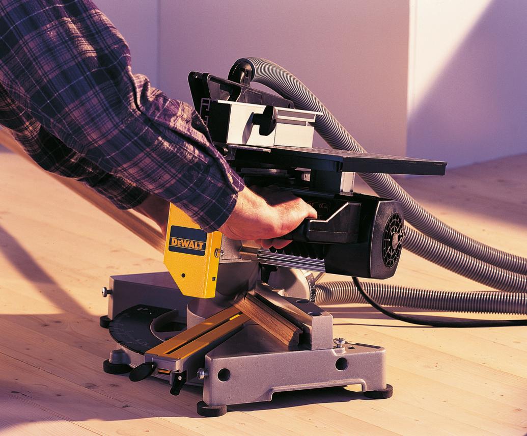 Pokosová pila s horním stolem Dewalt DW711