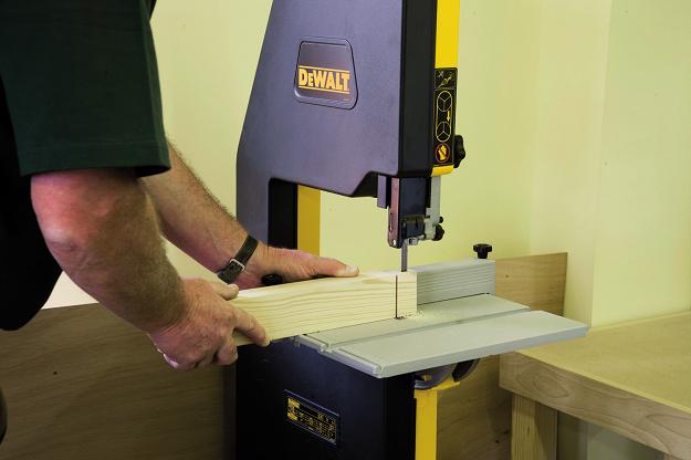 Pásová pila s regulací otáček DeWalt DW739