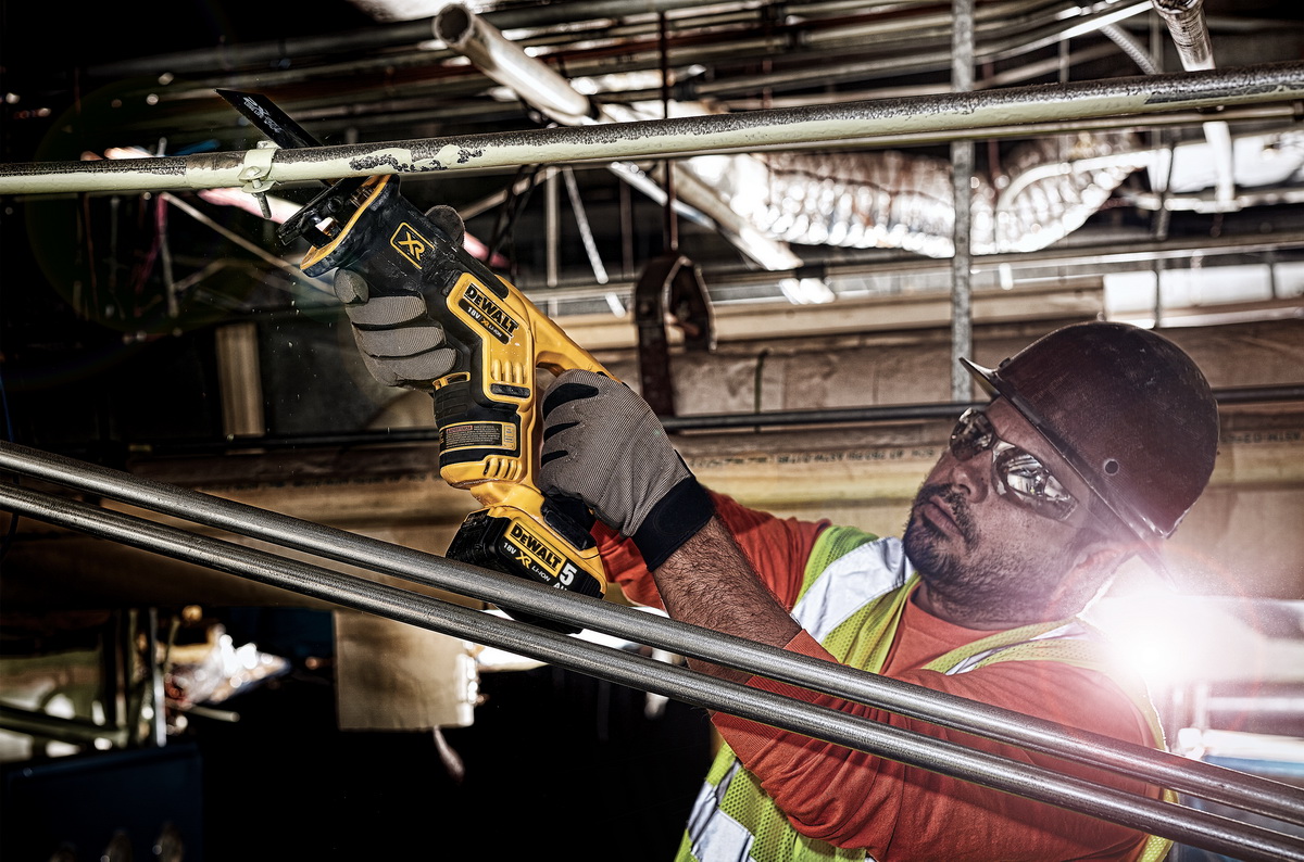 Dewalt mečová pila DCS367 P2