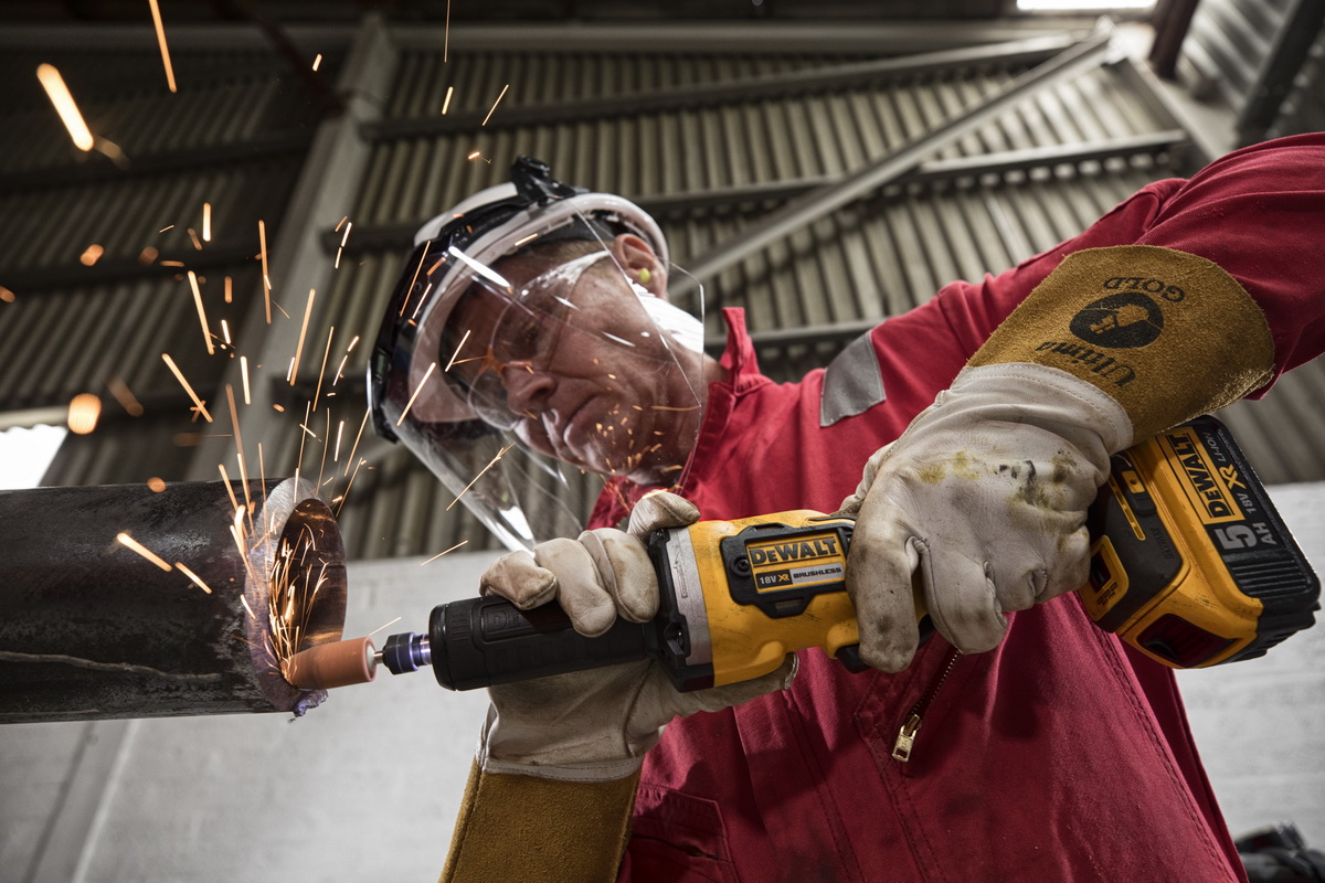 Dewalt bezuhlíková aku přímá bruska DCG426 P2