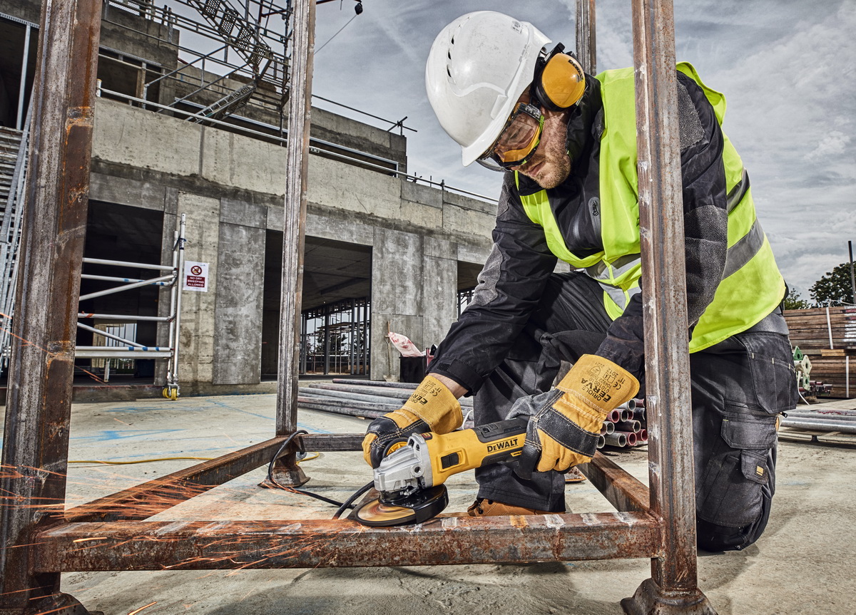 125 mm bezuhlíková úhlová bruska Dewalt DWE4357 