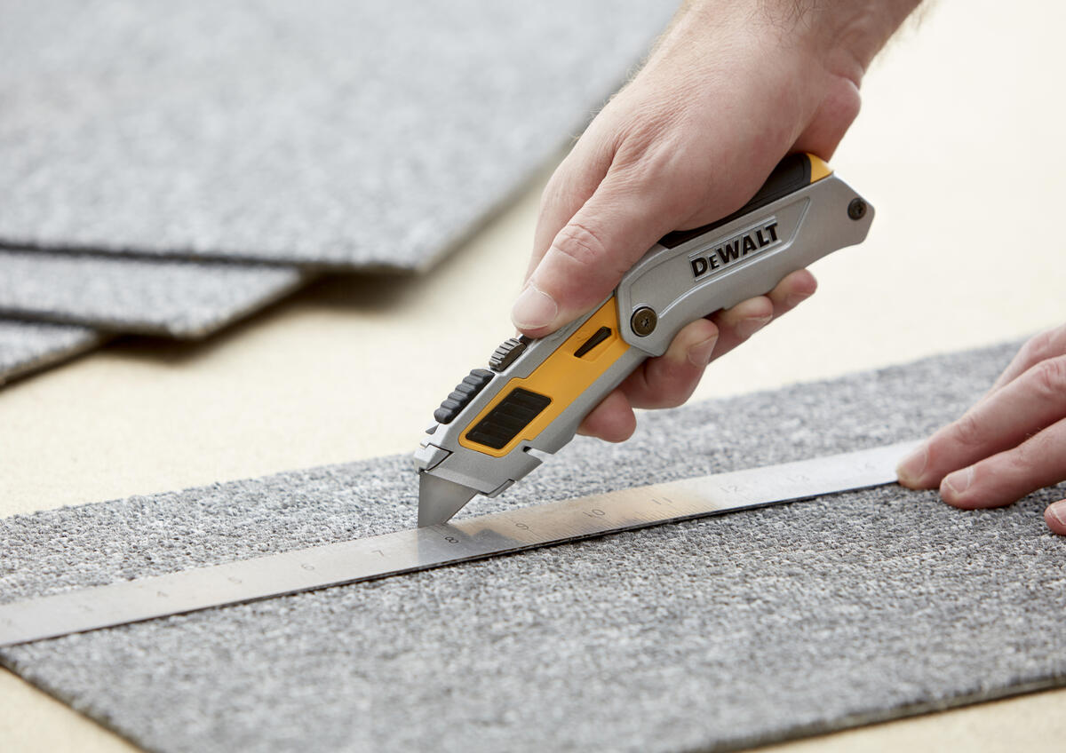 Dewalt sklápěcí nůž Premium se zasouvací čepelí DWHT0-10296