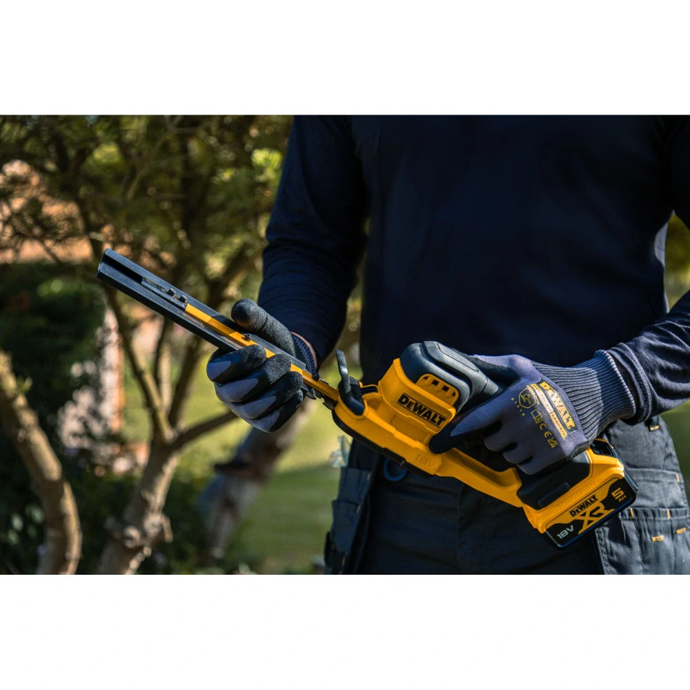 Aku kompaktní nůžky na živé ploty Dewalt DCMHT520 N