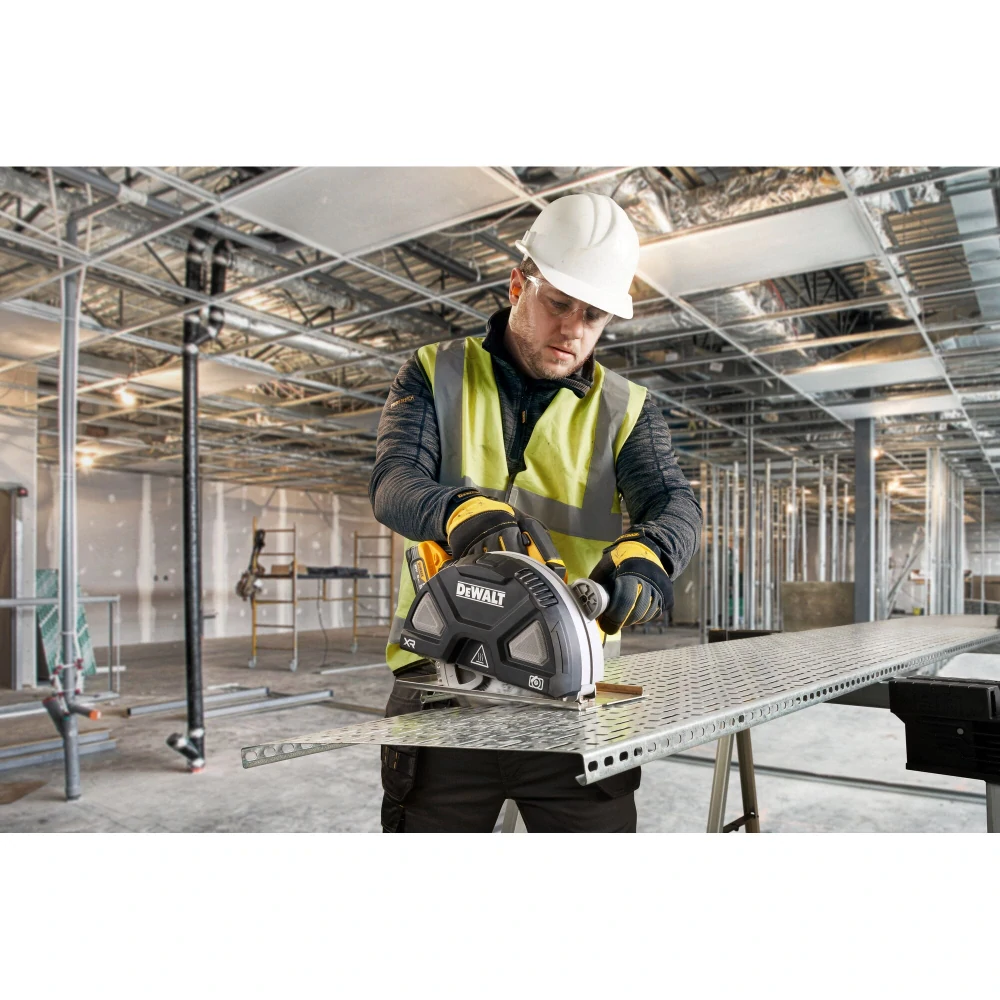 Dewalt kotoučová pila pro řezání kovů DCS383 N