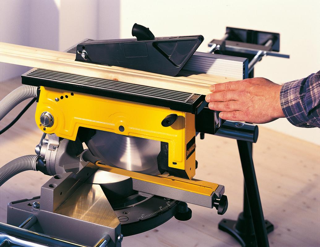 Pokosová pila s horním stolem Dewalt DW711