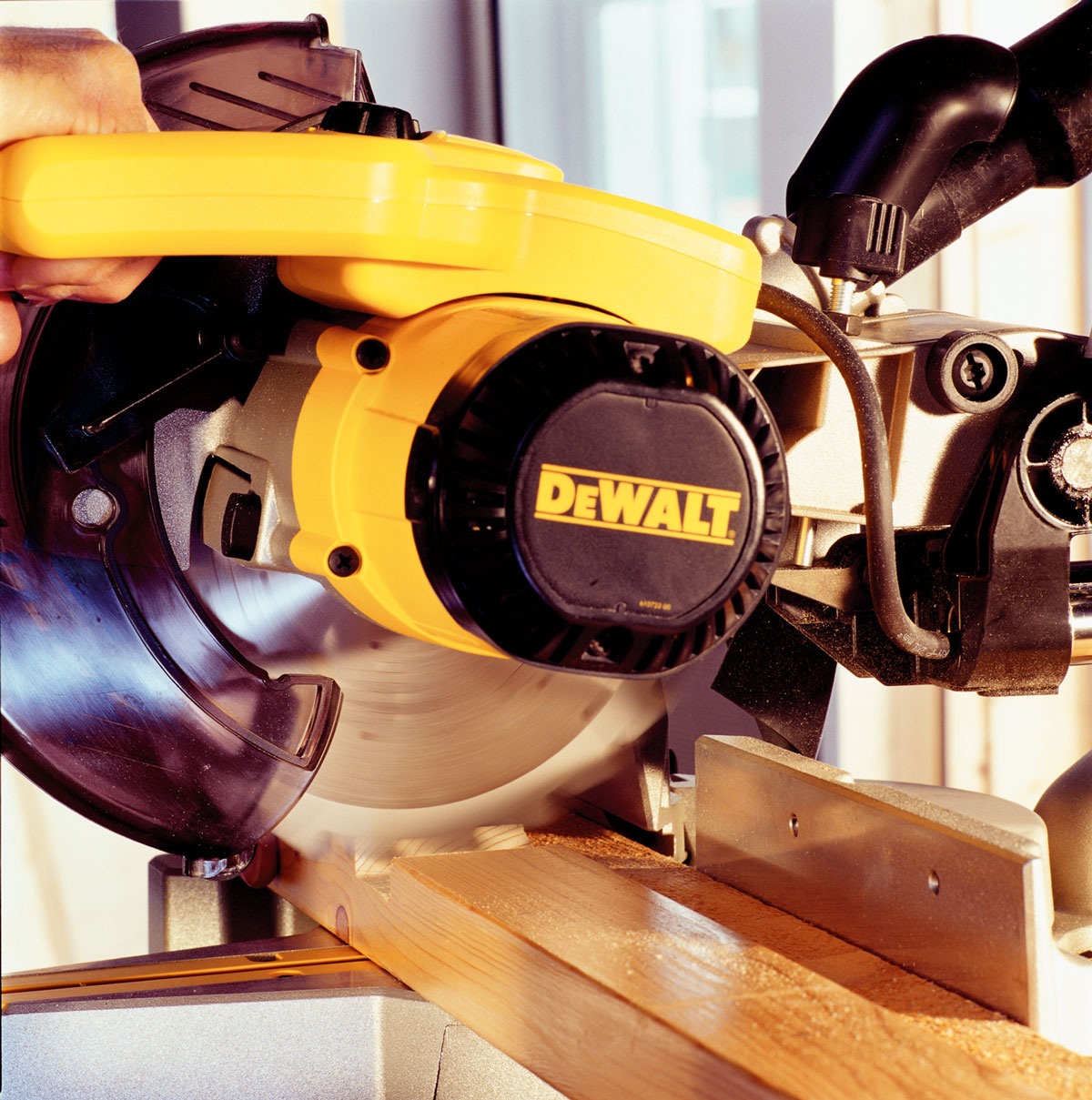 Pokosová pila Dewalt DW712