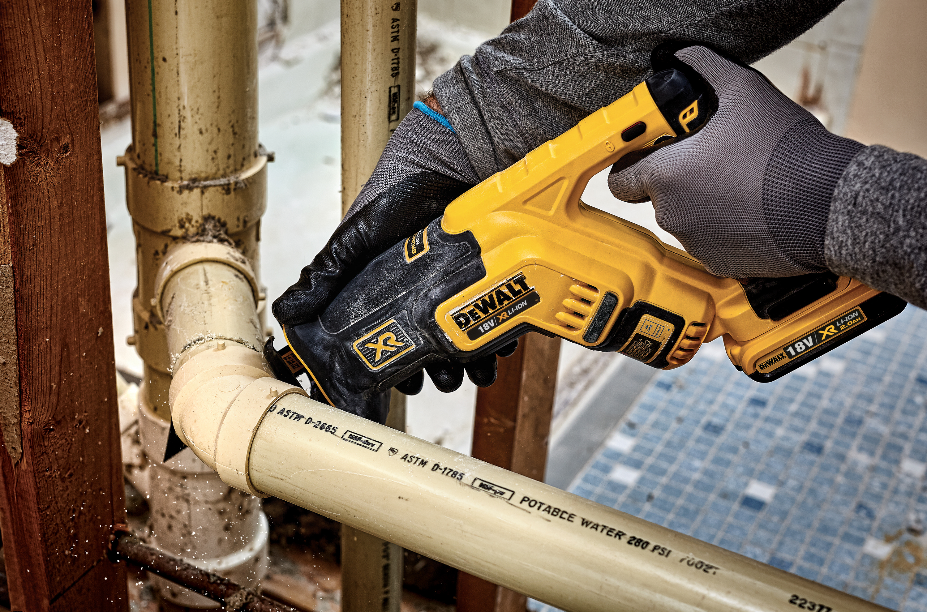 Dewalt mečová pila DCS367 N