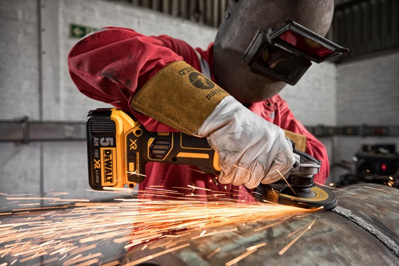 Bezuhlíková úhlová bruska DCG405 P3