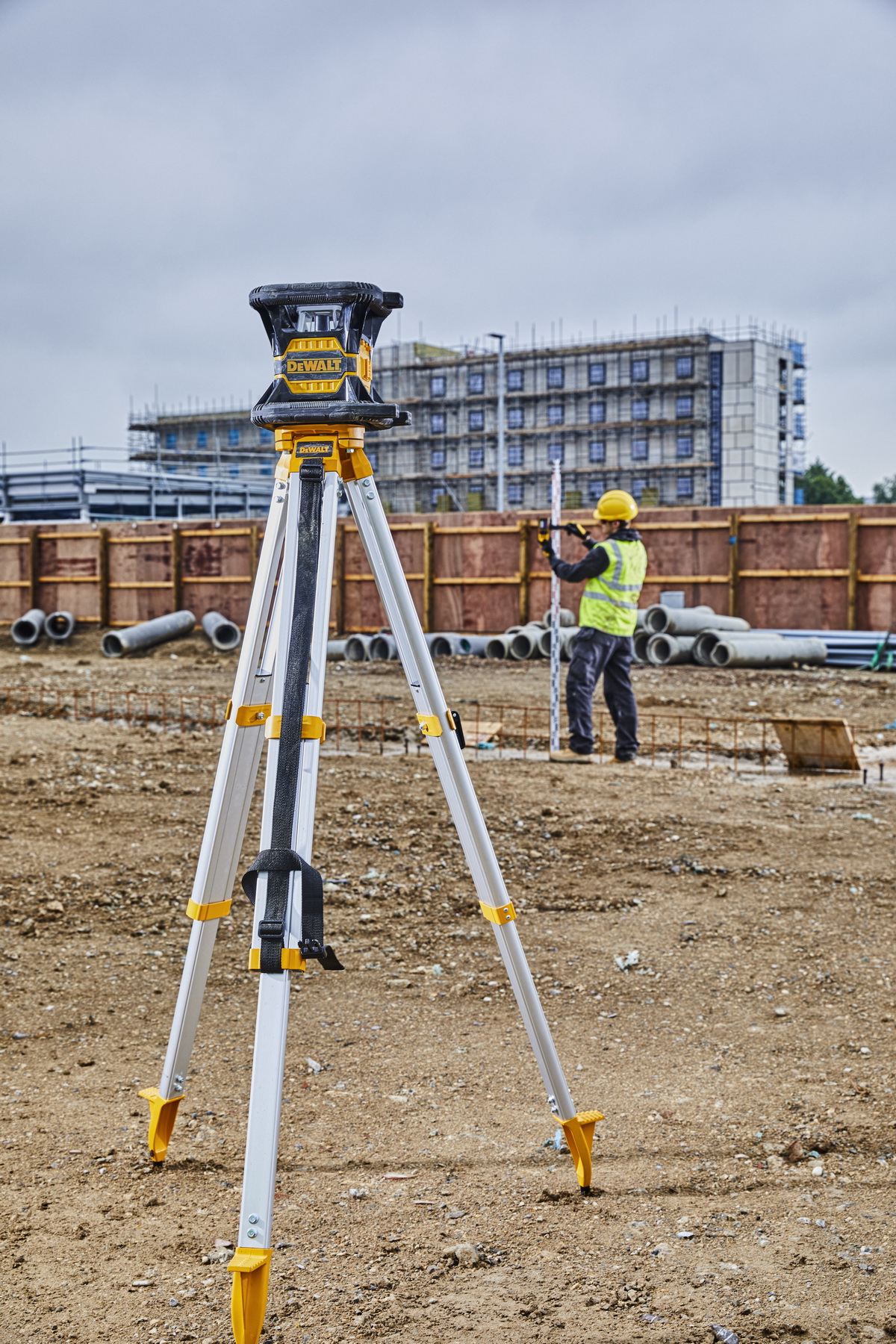 Zelený rotační laser s automatickým srovnáním a olovnicí  DCK379 D1G