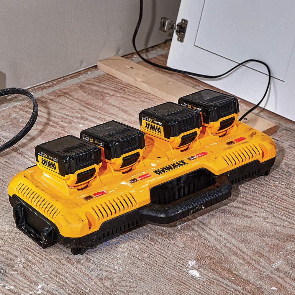Dewalt nabíječka se 4 porty DCB104