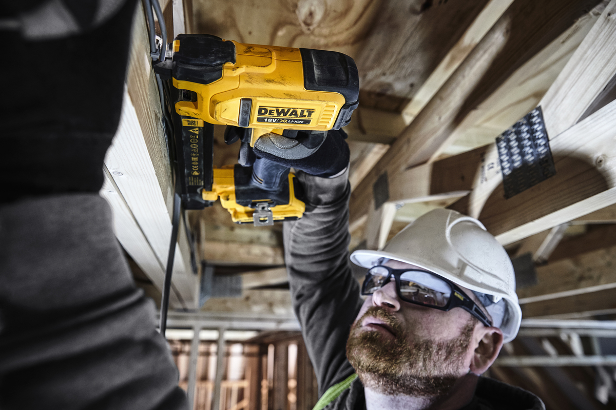 Bezuhlíková sponkovačka pro elektrikáře DeWalt  DCN701 N