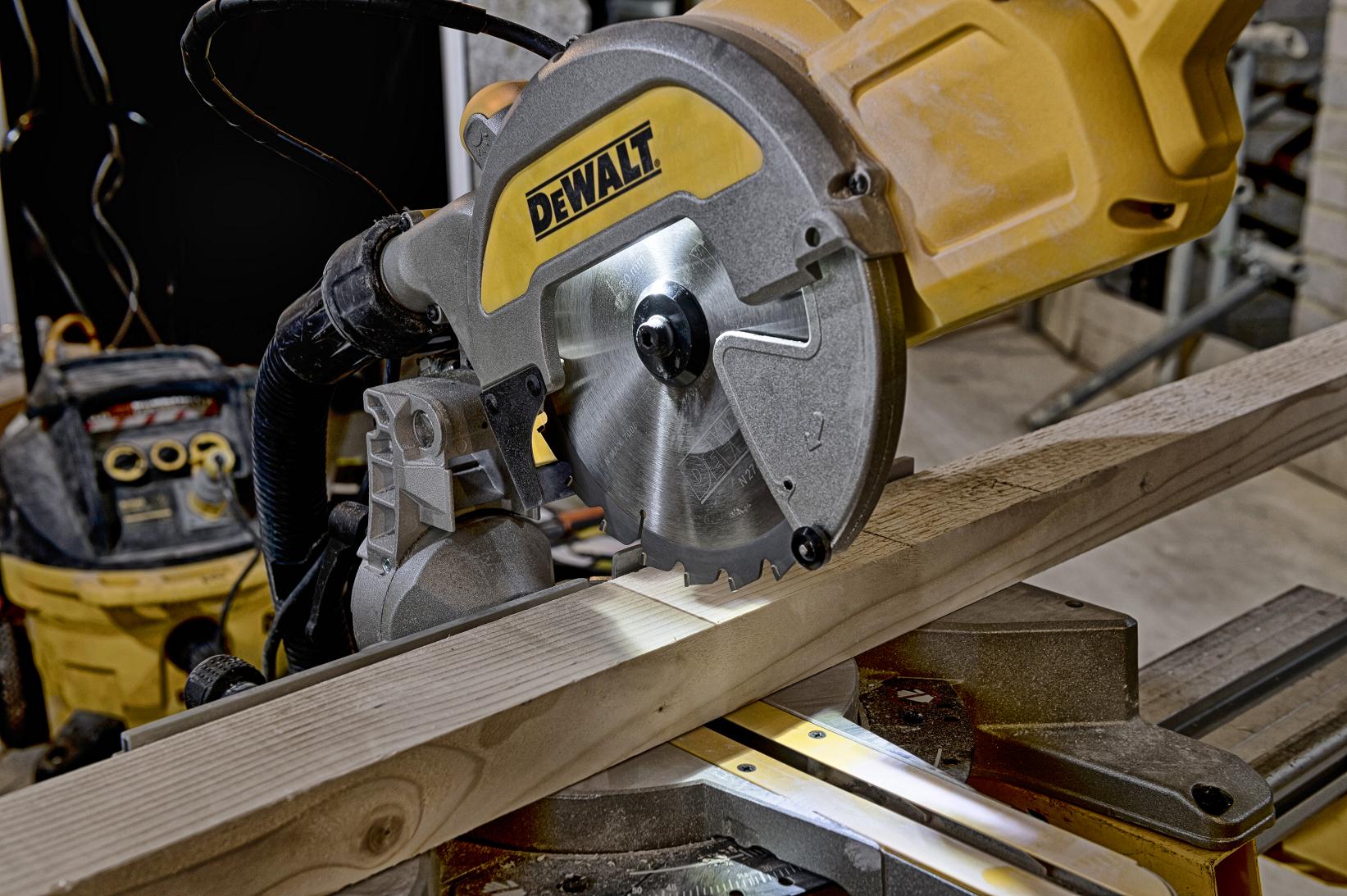 Pokosová pila Dewalt DWS777
