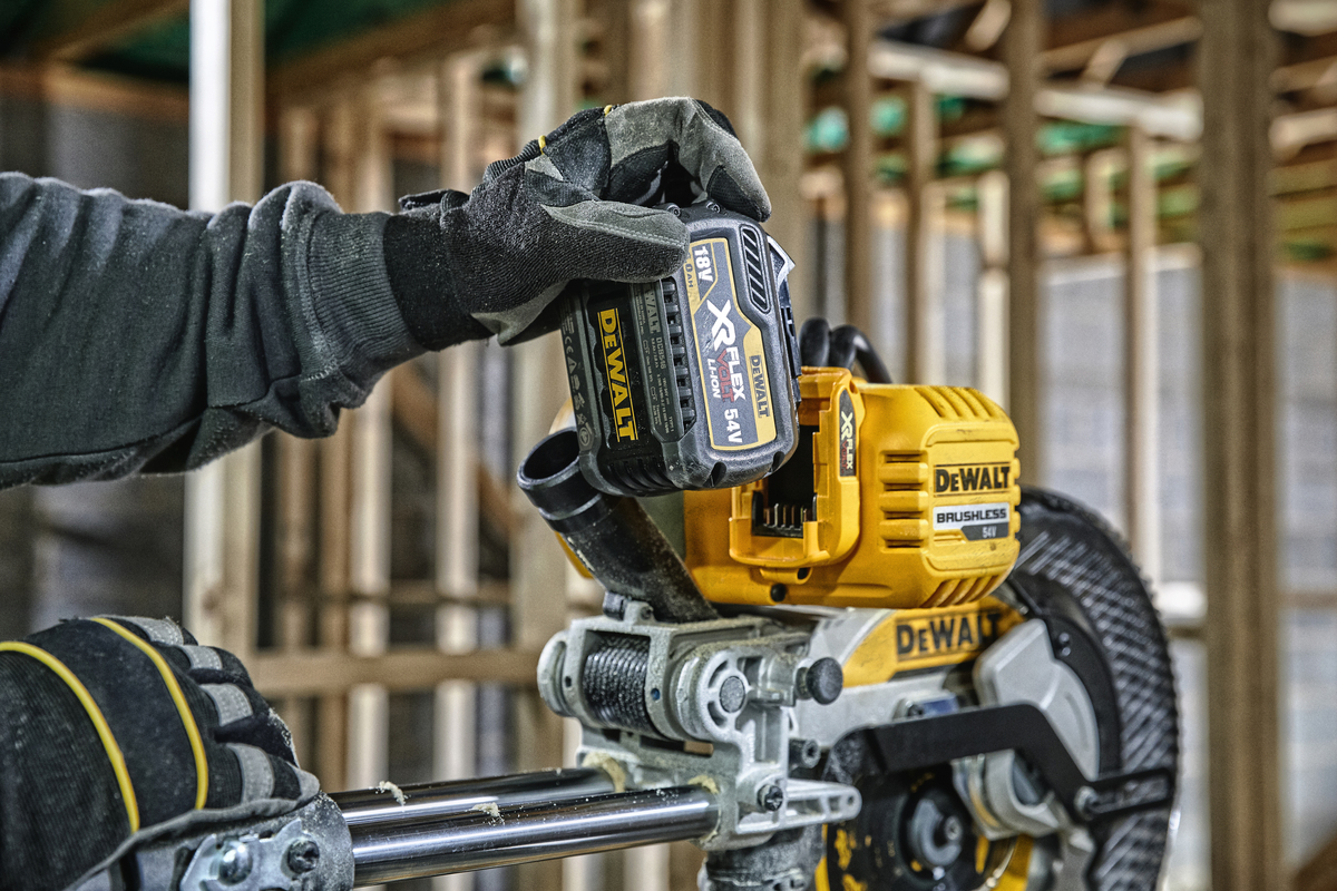 Pokosová aku pila FLEXVOLT 54V Dewalt DCS727 T2