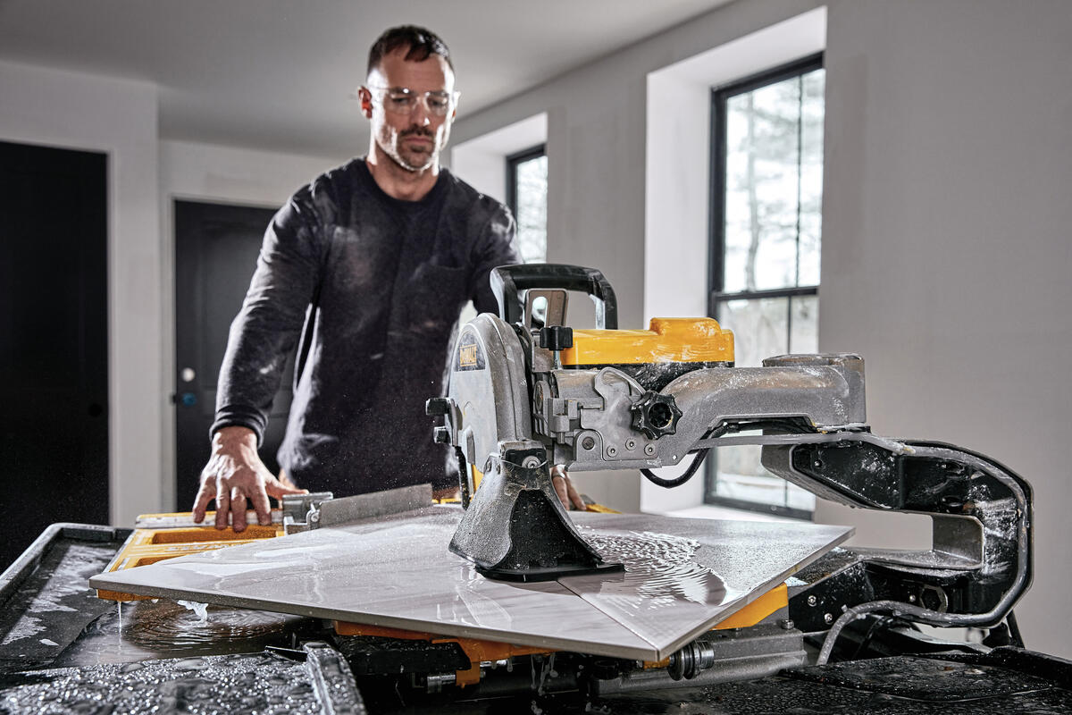 Řezačka pro mokré řezání dlažby Dewalt D36000