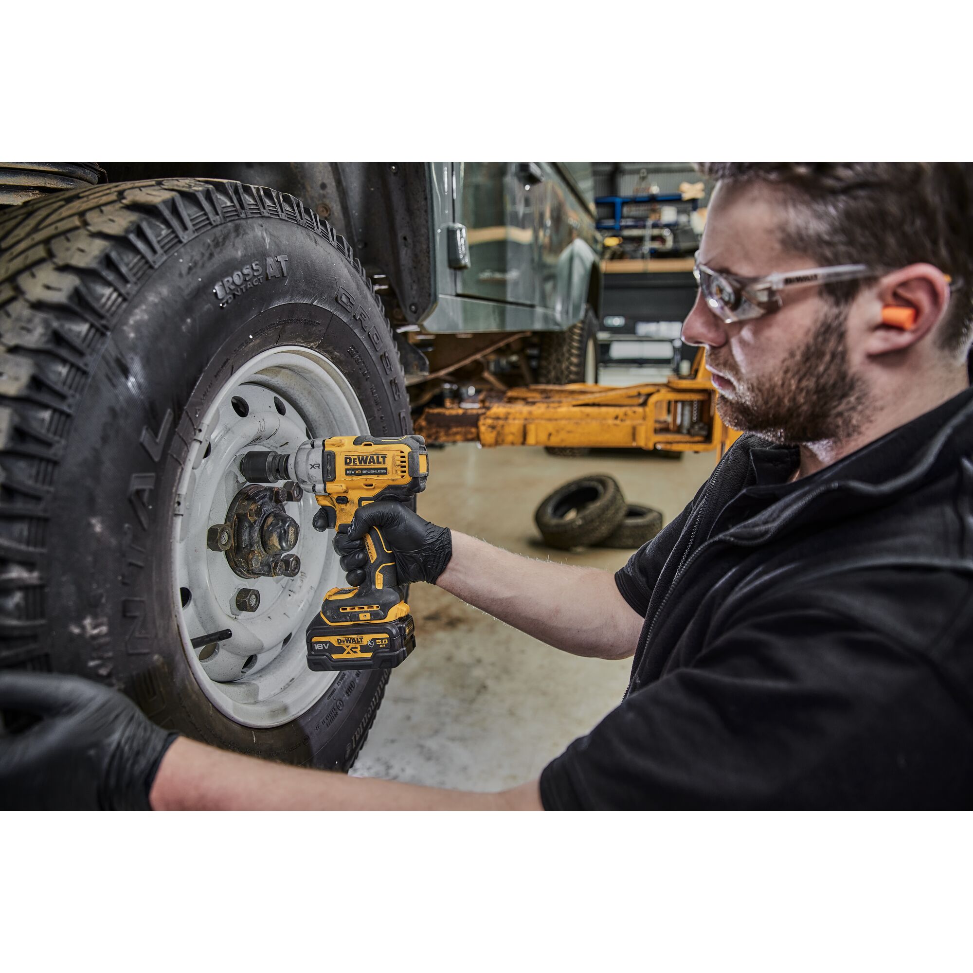 Bezuhlíkový rázový utahovák DCF891 N