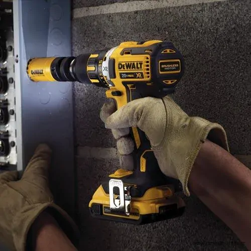 Bezuhlíková aku vrtačka DeWalt  DCD790 D2 
