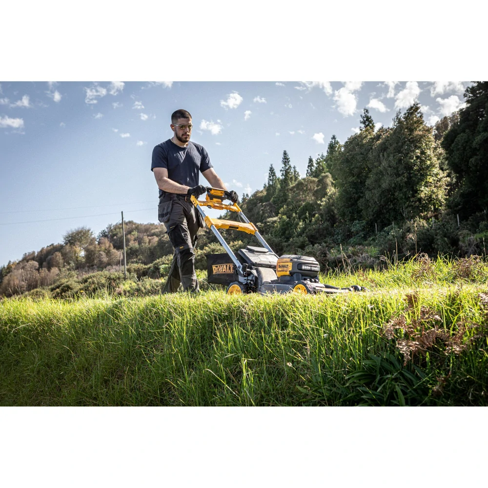 Aku zahradní sekačka s pojezdem 54V Dewalt DCMWSP660 N