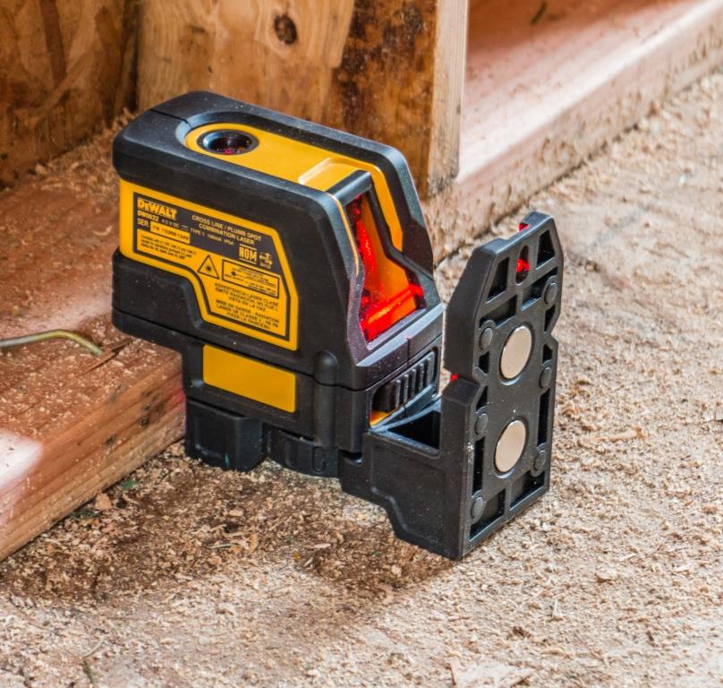 Křížový laser s olovnicí  DW0822