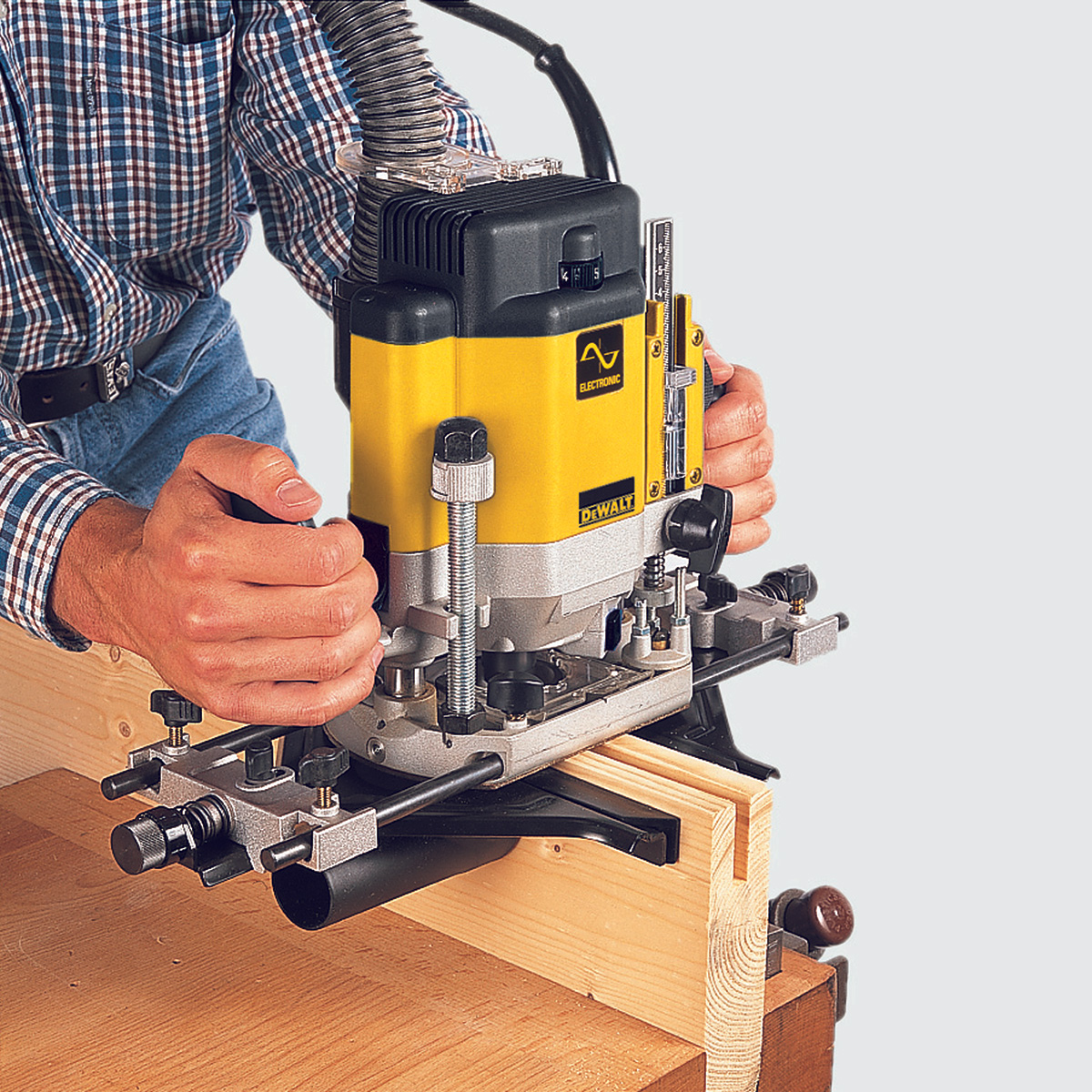 Vrchní frézka s regulací otáček Dewalt DW625 EK