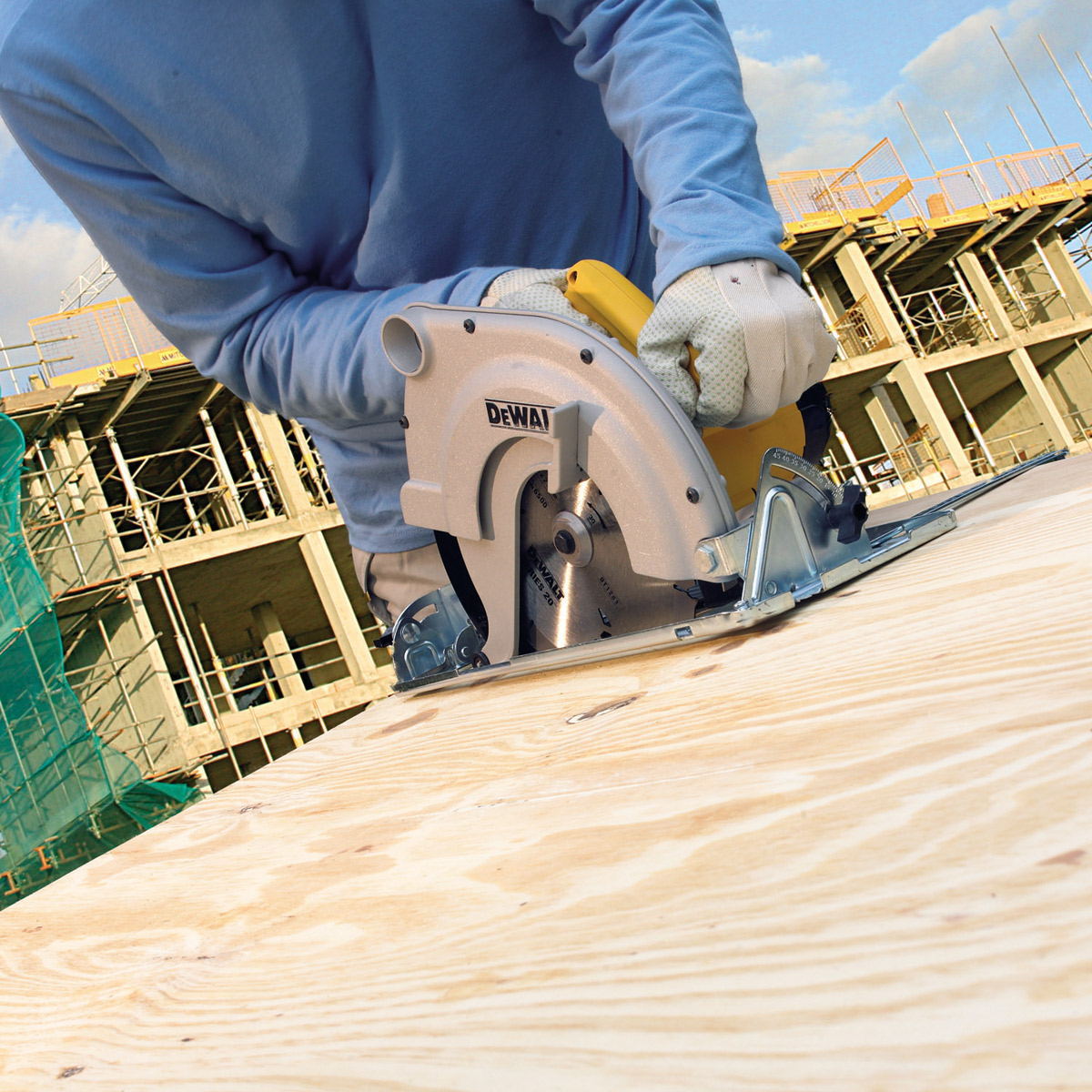 Kotoučová pila DeWalt D23700