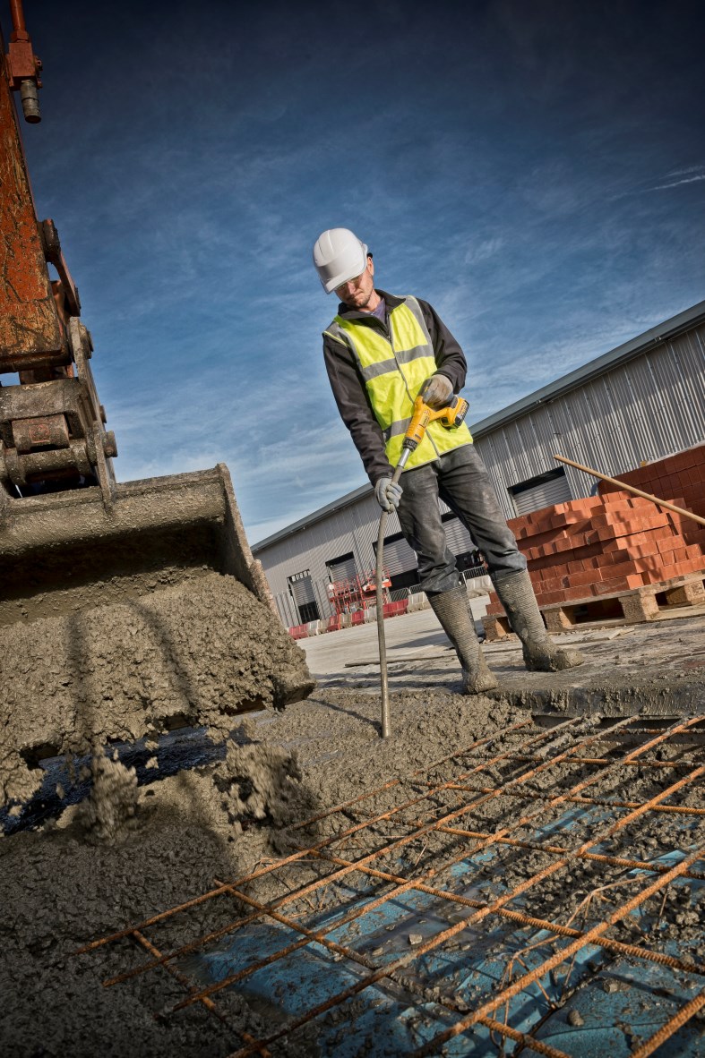 Dewalt ponorný vibrátor na beton DCE531 N