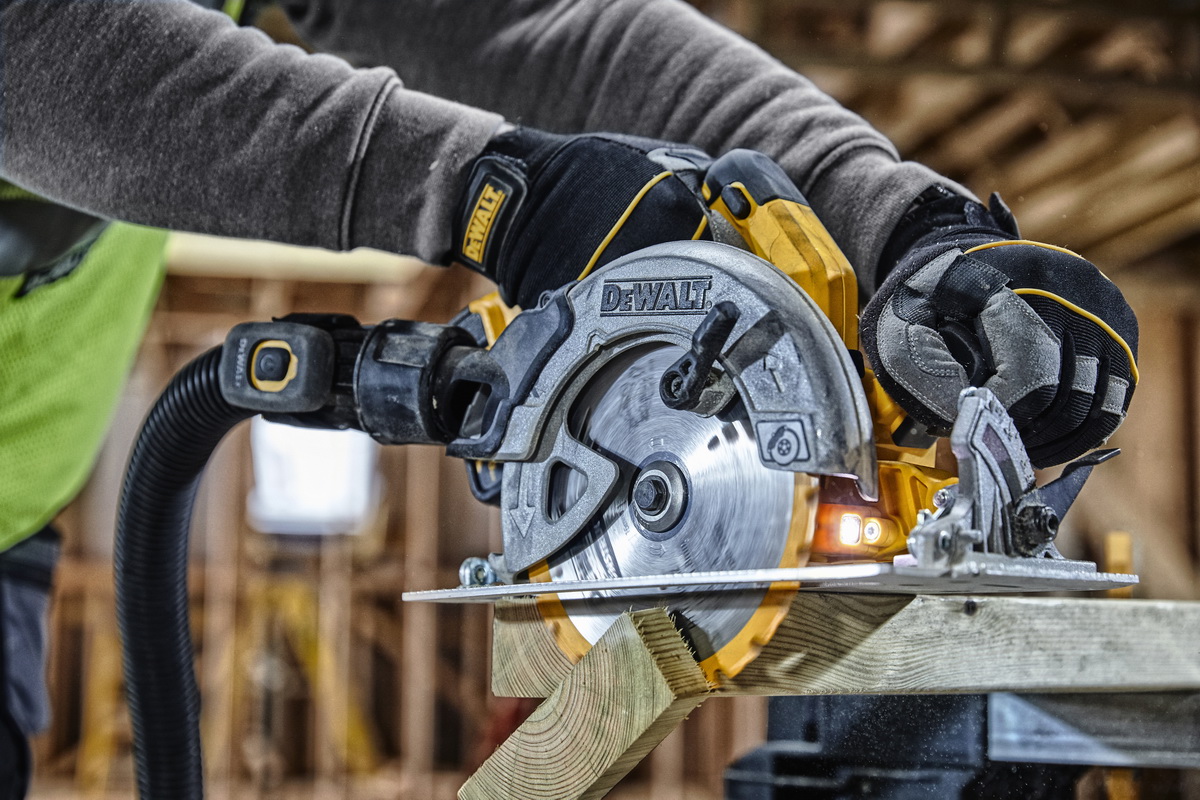 Dewalt bezuhlíková pila DCS570 NT