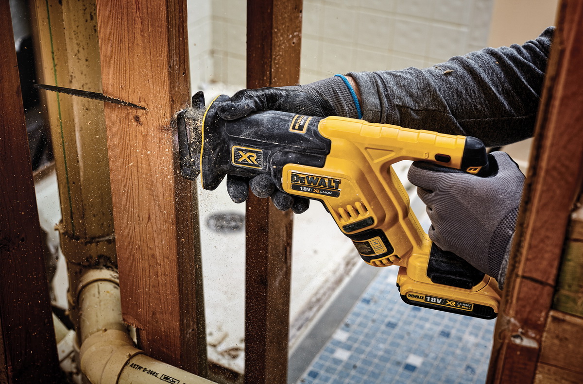 Dewalt mečová pila DCS367 NT