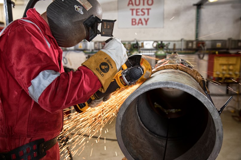 Bezuhlíková úhlová bruska DCG405 P3