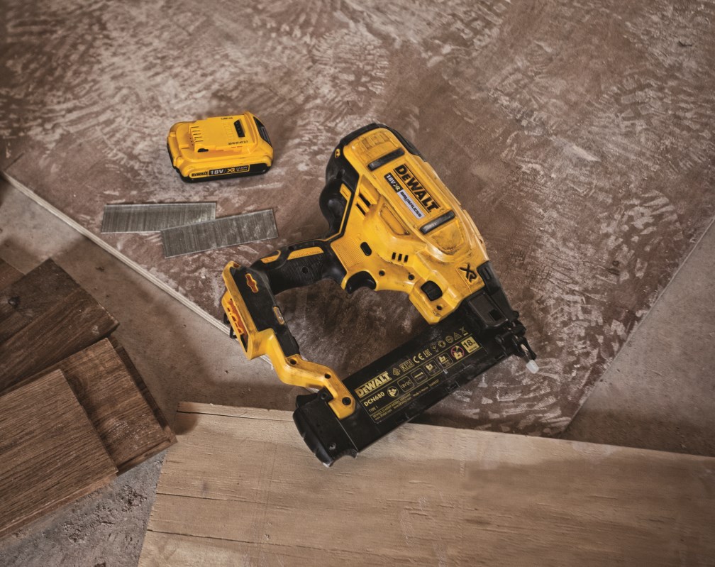 Bezuhlíková dokončovací nastřelovací pistole DeWalt  DCN680 D2