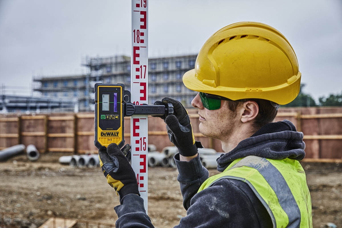 Zelený rotační laser s automatickým srovnáním a olovnicí  DCK379 D1G