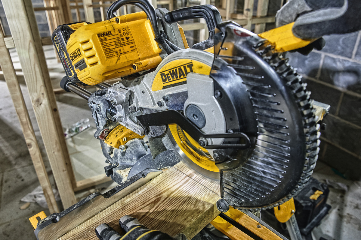 Pokosová aku pila FLEXVOLT 54V Dewalt DCS727 T2