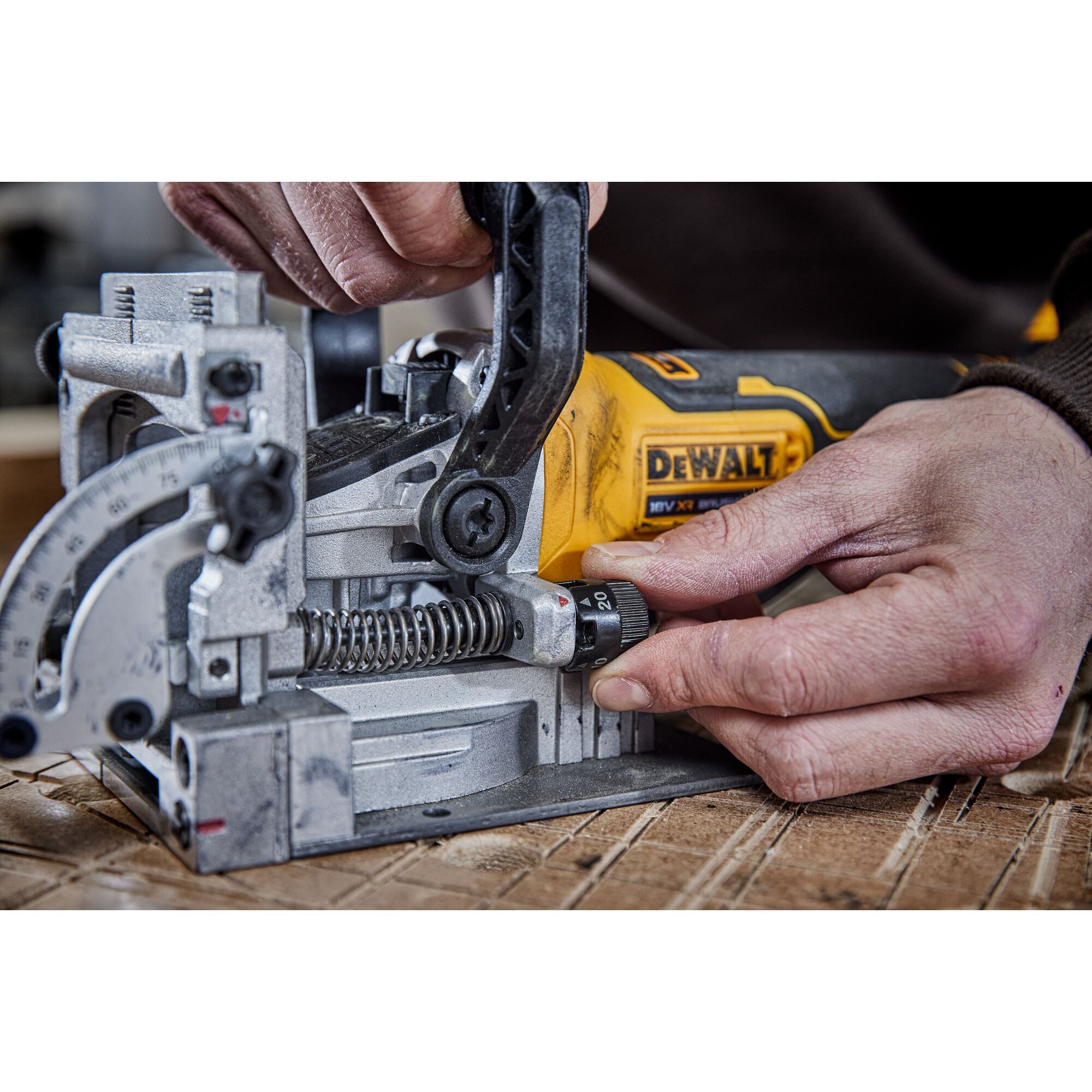 Dewalt aku lamevací frézka Dewalt DCW682 NT