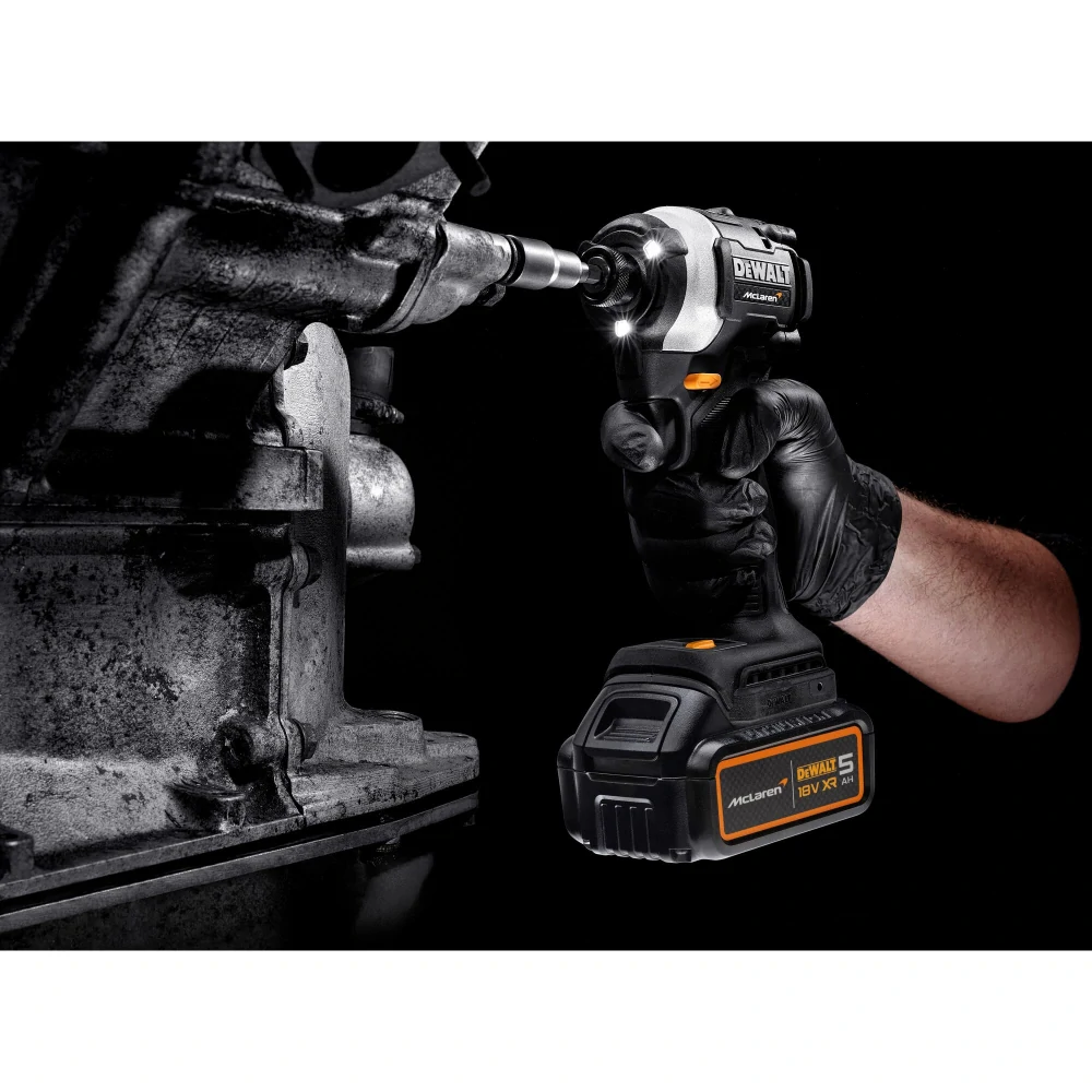 Limitovaná edice bezuhlíková sada nářadí Mclaren/DeWalt DCK200 MP2T